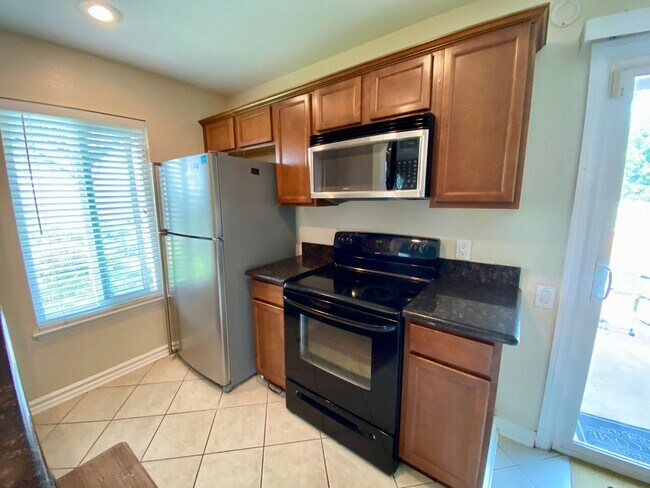 Foto del edificio - 2 Bed, 1 Bath Condo with a view of the hills!
