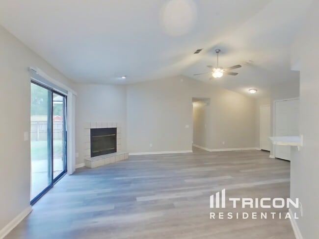 Foto del edificio - 2425 Justin Rd E