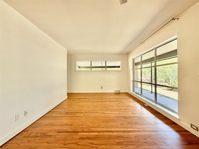 Foto del edificio - 2223 Forest Oaks Dr