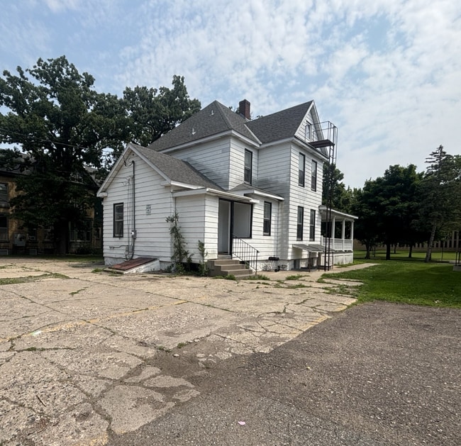 Building Photo - 611 5th Ave S