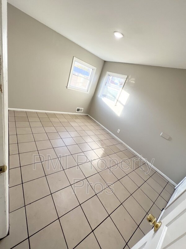 Building Photo - 7208 W Hampton Ave