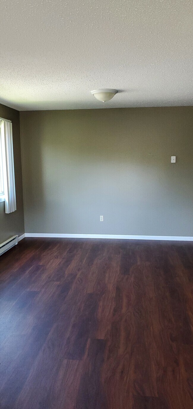 Building Photo - 701 Lily Ln