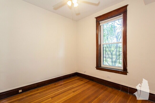Foto del edificio - 1405 W Belden Ave
