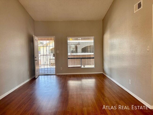 Building Photo - 465 W Ivyglen St