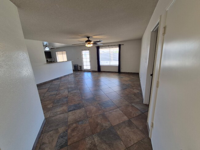 Foto del edificio - 6105 E 43rd Pl