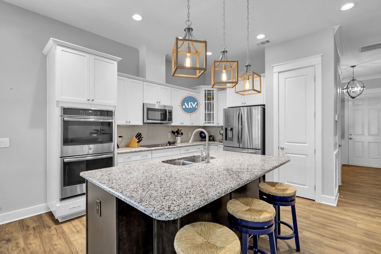 Foto principal - Elegant Three-Bed, Three-Bath Residence in...