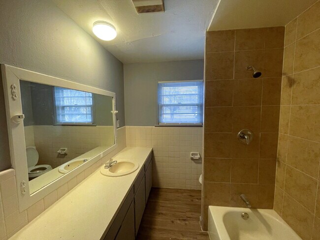 Foto del edificio - Stunning Remodeled Home Located Near Wheel...
