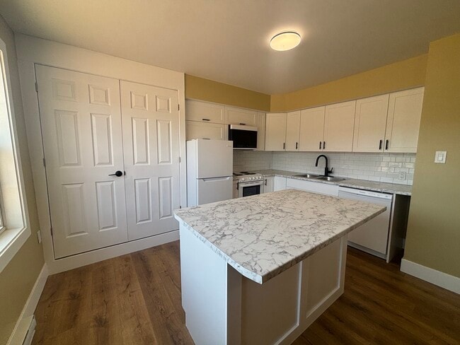 Building Photo - Apartment for Rent