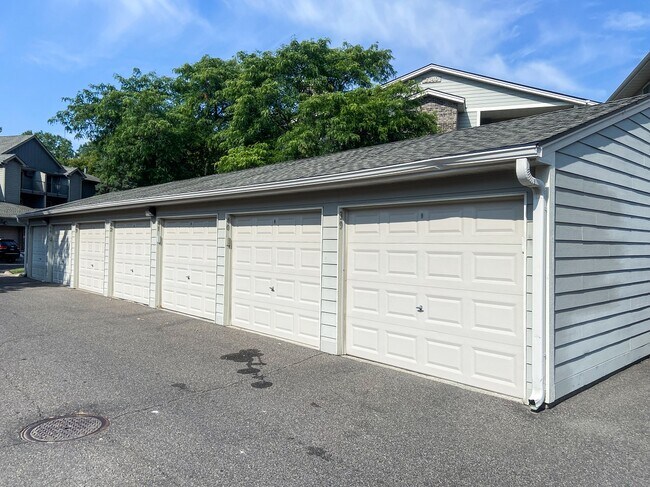 Building Photo - 2130 Ridge Dr