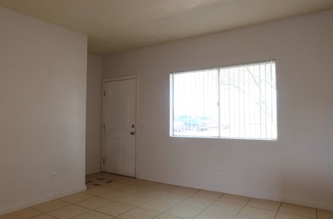 Building Photo - 2833 N Estrella Ave
