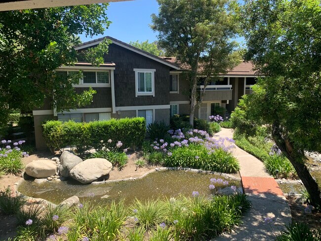 Building Photo - 176 Streamwood