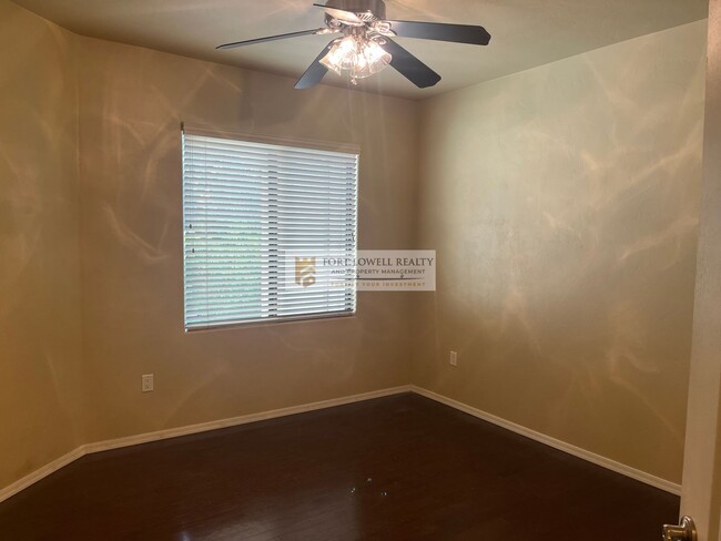 Building Photo - Unfurnished 3 bed 2 bath with washer/dryer