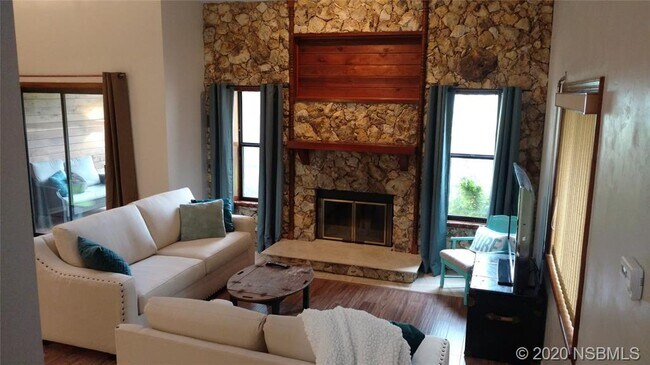 Foto del edificio - 448 Shorewood Ln