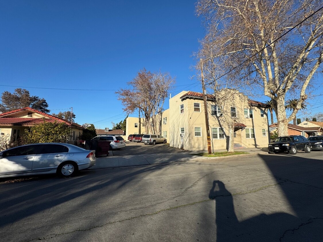 Foto del edificio - 333 W 9th St