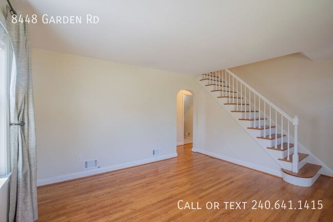 Foto del edificio - 8448 Garden Rd