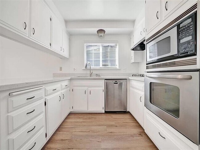 Building Photo - This charming Single-Family home is a spac...