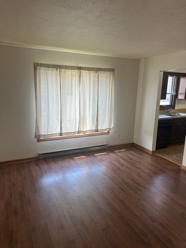 Building Photo - Immaculate Updated 2 Bedroom