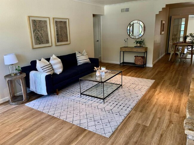 Foto del edificio - Bright, airy, and nicely laid out 4 Bedroo...