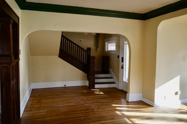 Entryway - 8607 SE Morrison St