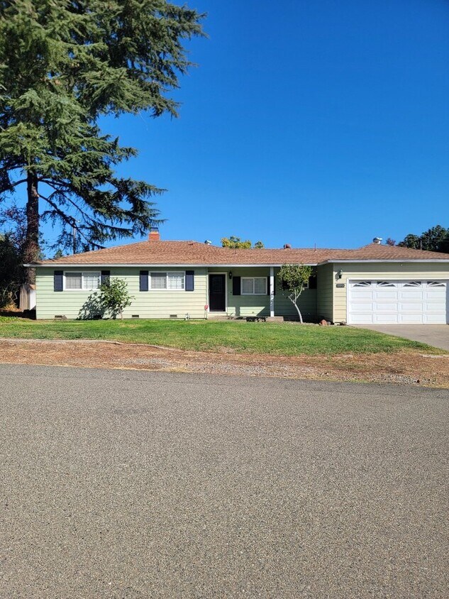 Foto principal - "Charming 3-Bed, 1.5-Bath home