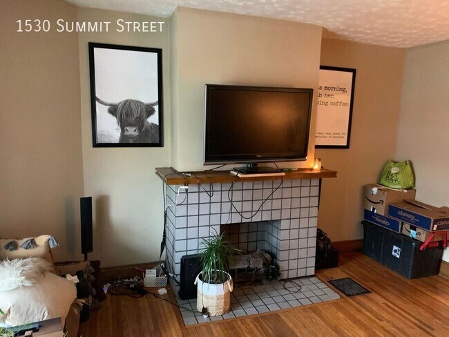 Building Photo - Large 4 Bedroom 2 Bath Right In Central Ca...