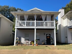 Building Photo - 2736 Sumner Pl