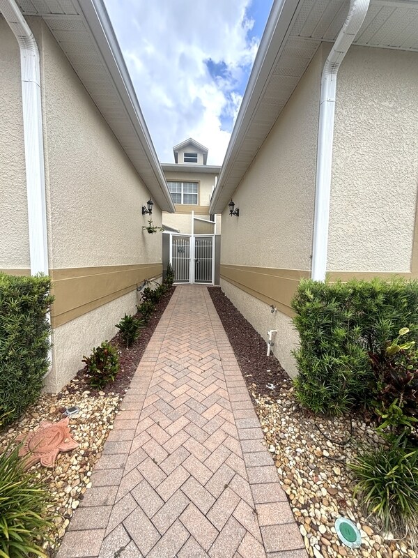 Foto del edificio - 13220 Fountainbleau Dr
