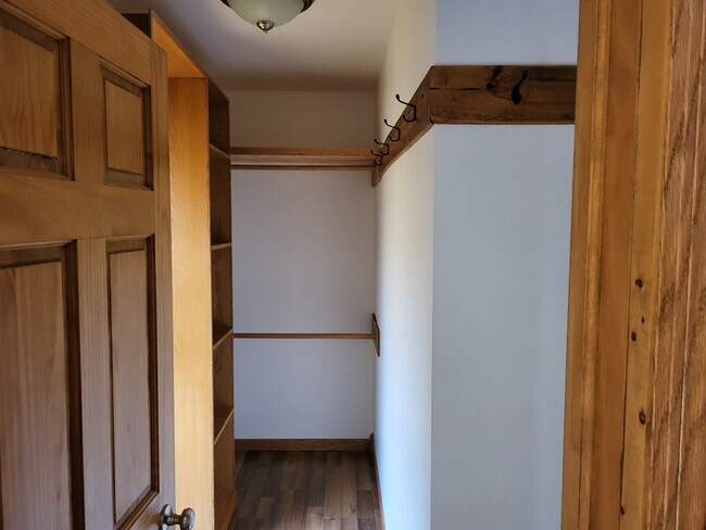 Vestidor - 312 N Illinois St