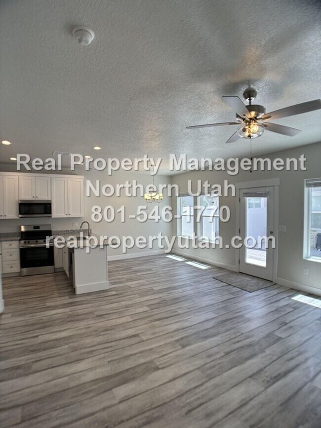 Foto del edificio - Newly Built 3 Bedroom 2.5 Bath Townhome in Morgan Available!