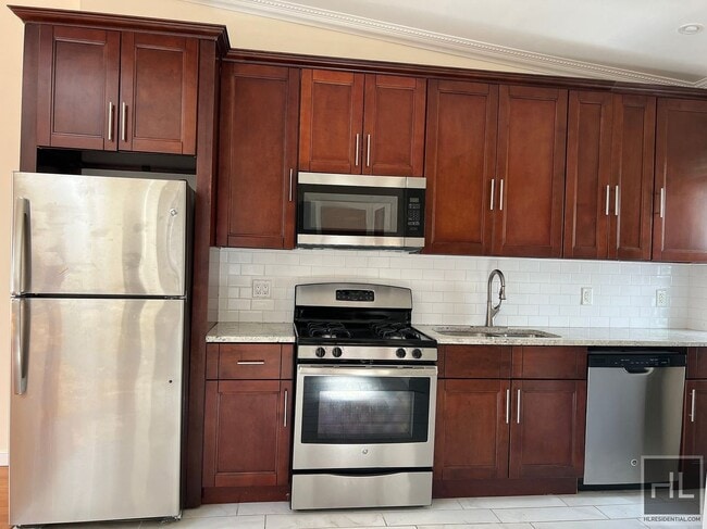 Building Photo - NO FEE/LOFT/HIGH CEILINGS/SKYLIGHTS/DISHWA...