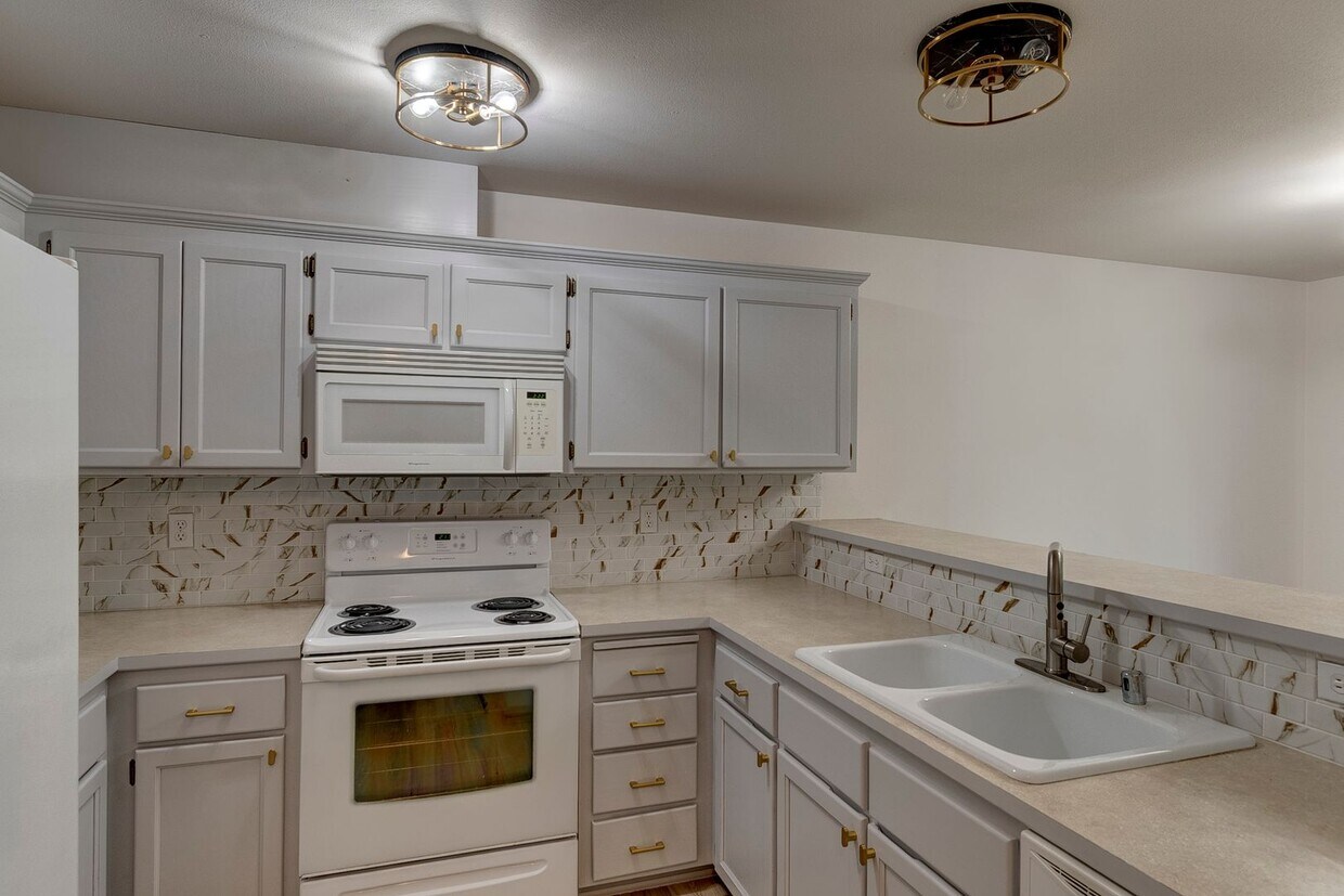 Foto principal - Updated 2 Bedroom 2 Bath Condo near Ft. Nu...