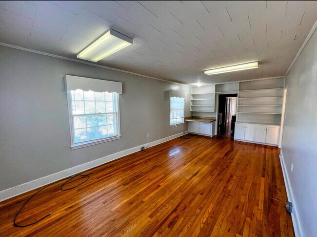 Building Photo - 405 Love Ave