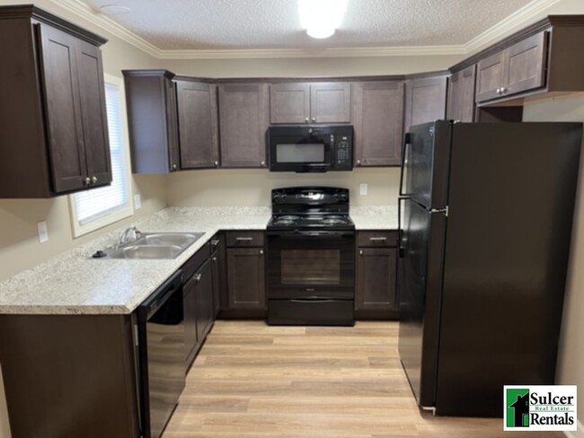 Building Photo - Newly Renovated 2BR in a Residential Area ...