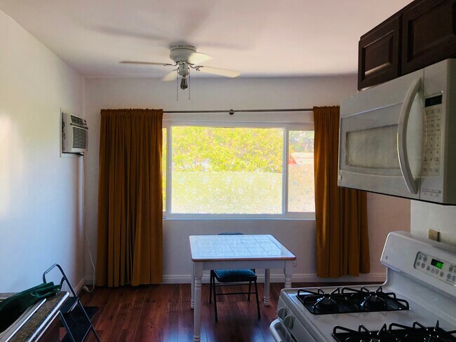 Foto del edificio - 3232 Estara Ave