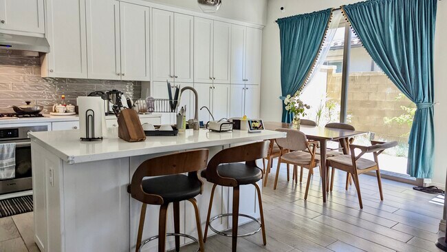 Building Photo - 114 Full Sun