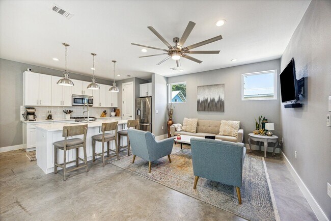 Building Photo - Large New Build on the East Side - 4/3.5 a...