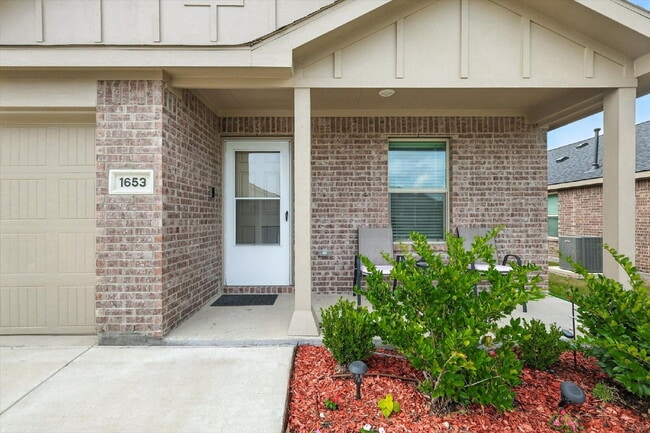 Building Photo - 1-story, 3 Bedrooms, 2 Bathrooms. Master's bedroom with ensuite bathroom and roomy walk-in closet