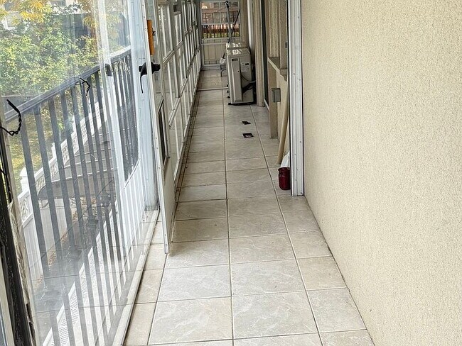 Foto del edificio - "Charming 2-Bedroom Retreat in Douglaston – Cozy Comfort with 710 Sq Ft of Living Space!"