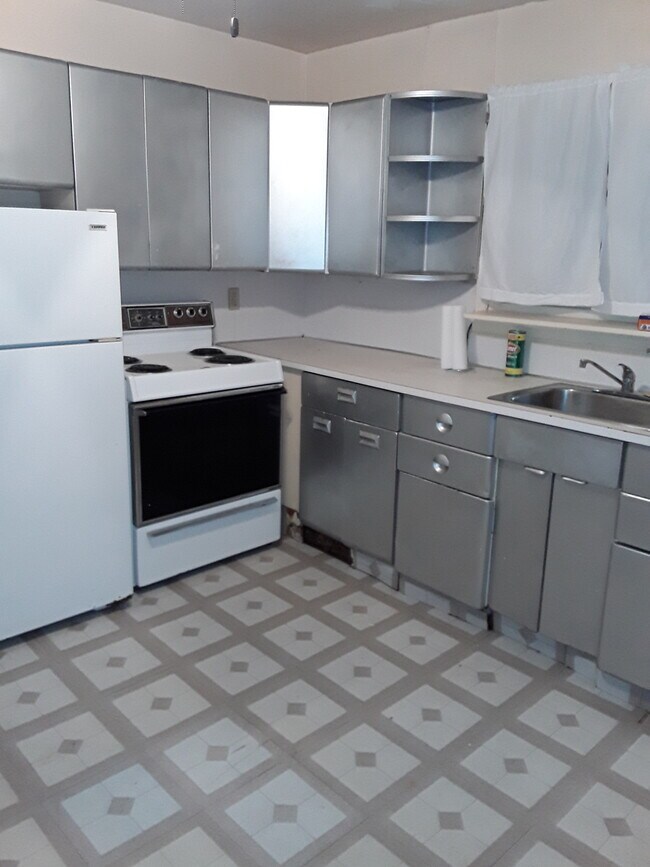kitchen - 706 University Ave
