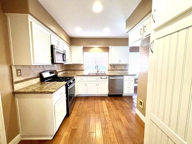Building Photo - Beautiful 4 Bedroom, 2.5 Bath Single Famil...