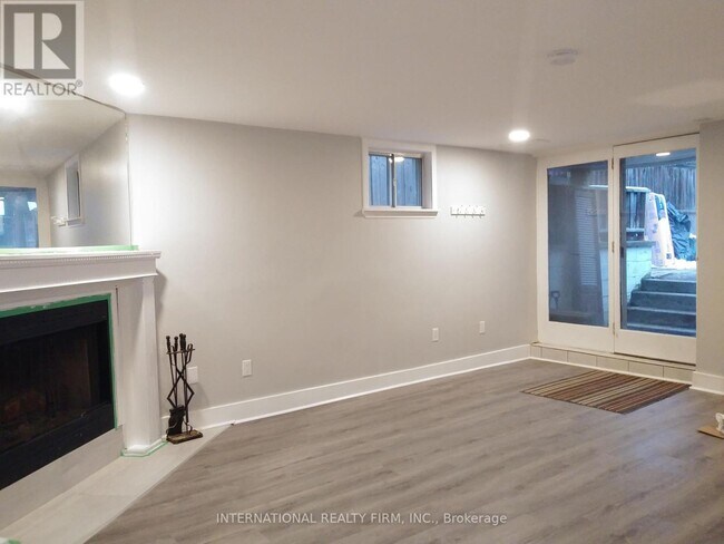 Building Photo - 261 Soudan Ave