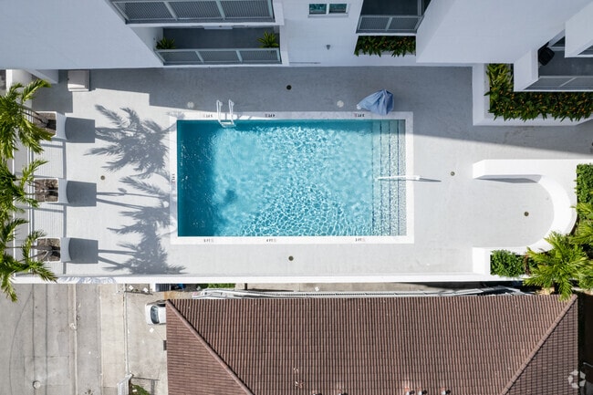 Terraza de la piscina en el cuarto piso con vistas increíbles - East River Living – Elevated in Little Hav...