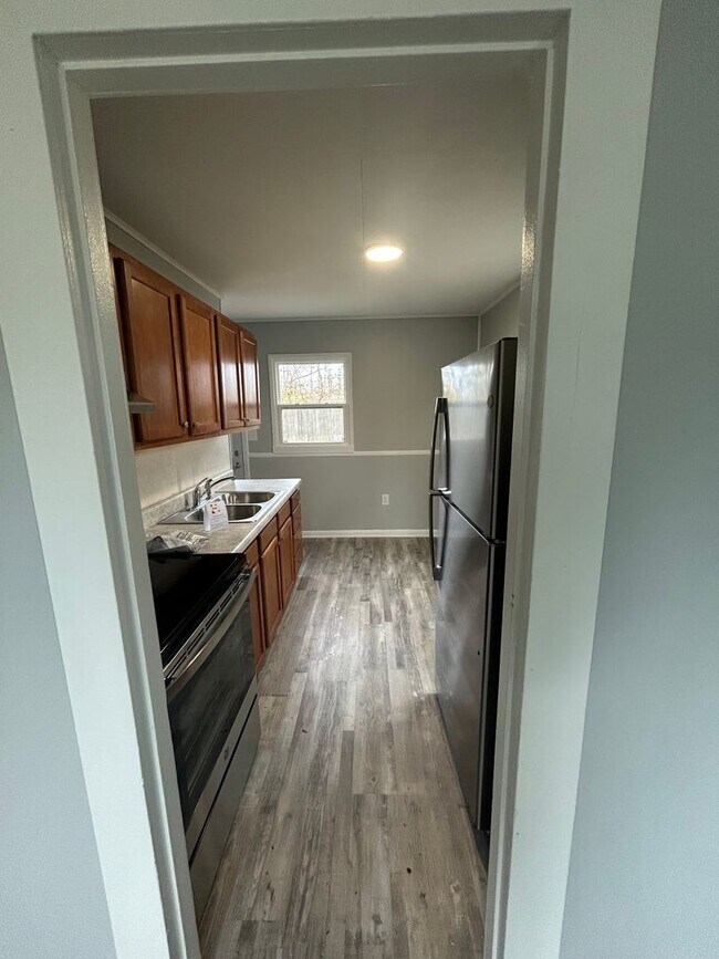 Building Photo - 3 Bedroom House W/ fresh Flooring and Paint!