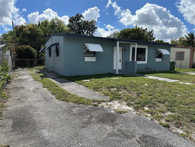 Building Photo - 1306 NW 11th Pl