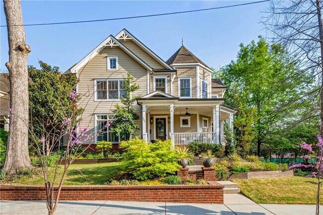 Foto del edificio - 582 St Charles Ave NE