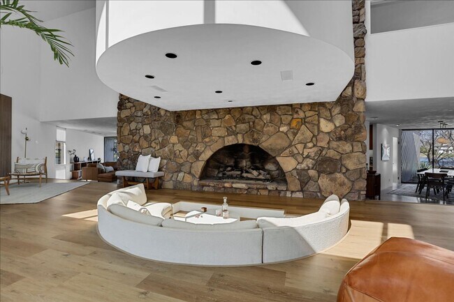 Foto del edificio - 4010 Clubhouse Dr