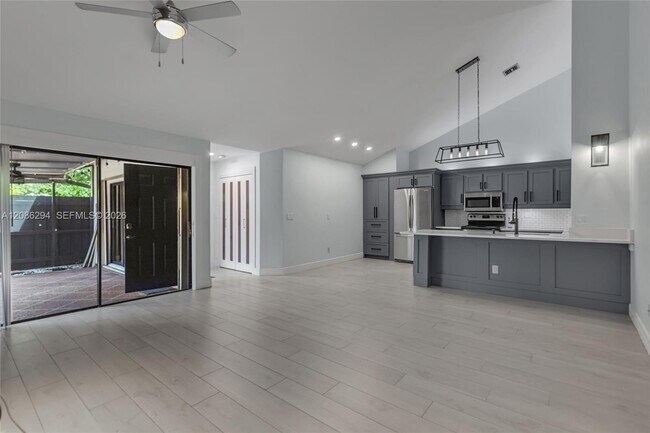 Foto del edificio - 1050 Summit Trail Cir