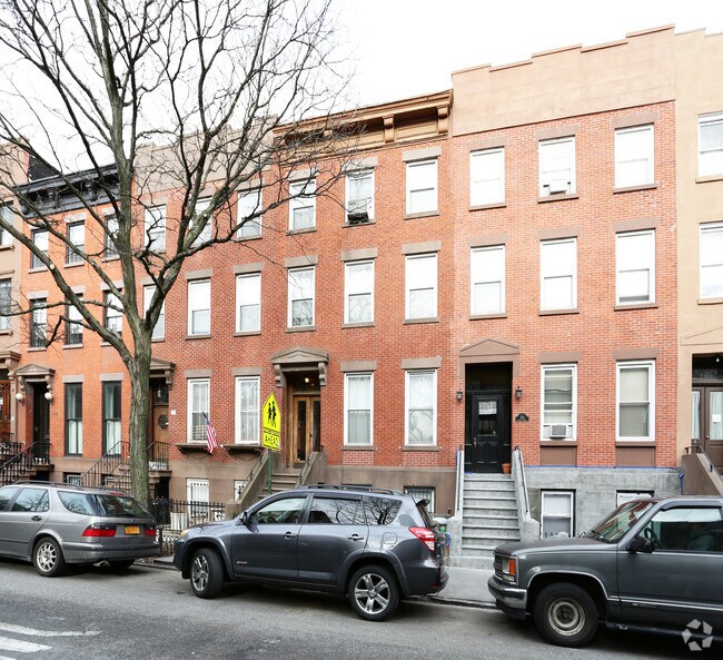 Building Photo - 558 Henry St