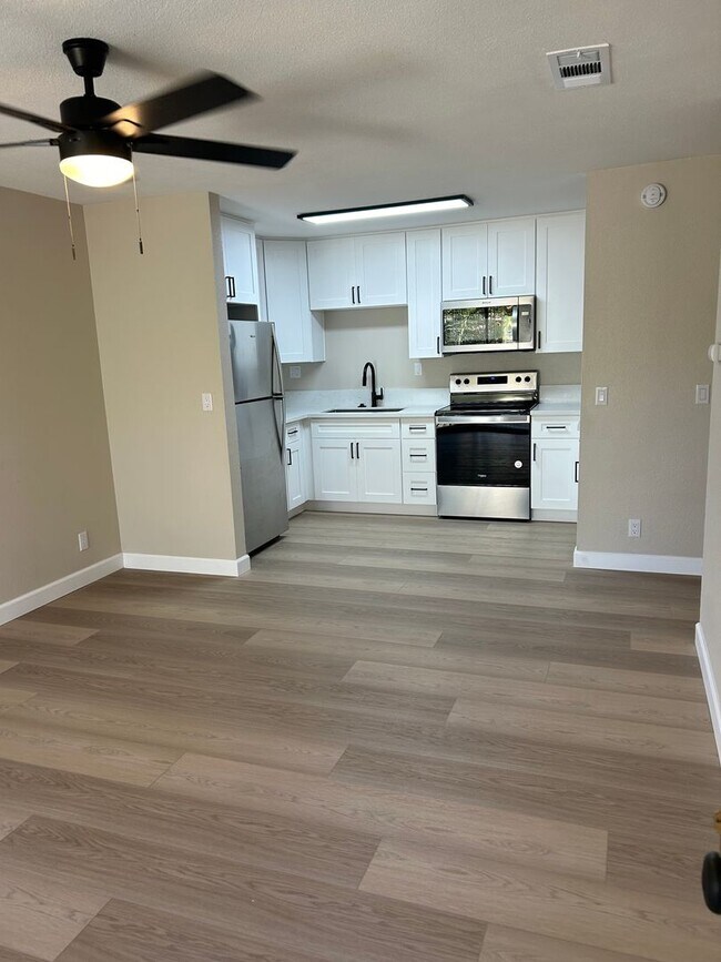 Foto del edificio - 745 E Bradley Ave