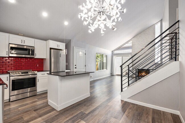 Foto del edificio - Beautifully Finished Detached Patio Home